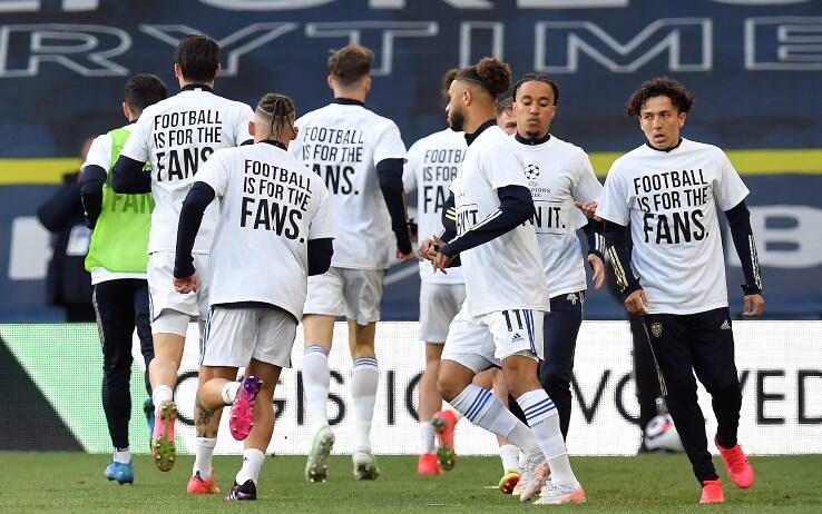 Il Leeds in campo nel riscaldamento con le maglie contro la Superlega