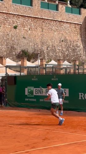 Alcaraz, warm-up prima della sfida con Bublik a Monte-Carlo