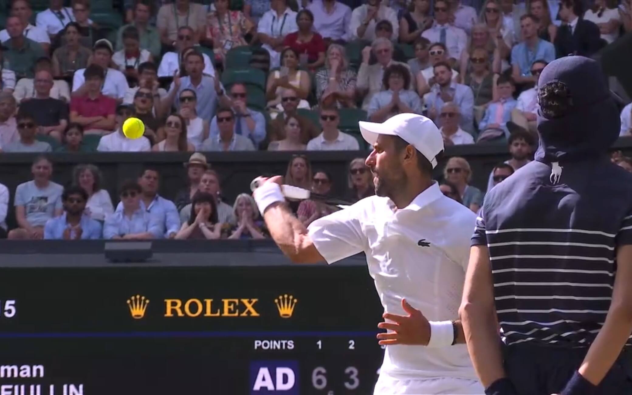 Wimbledon, Djokovic lancia la palla contro i teloni: fischi del pubblico. VIDEO