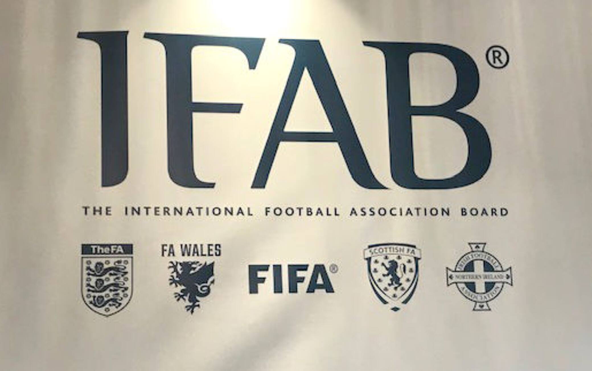  Ifab, nuove regole calcio: stop perdite di tempo e le novità Var. Le proposte