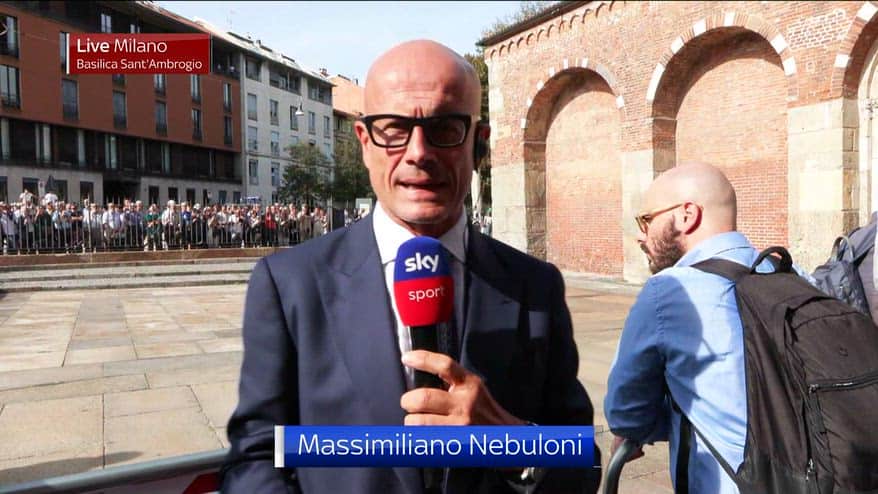 Funerali Mazzola, l'applauso all'uscita del feretro