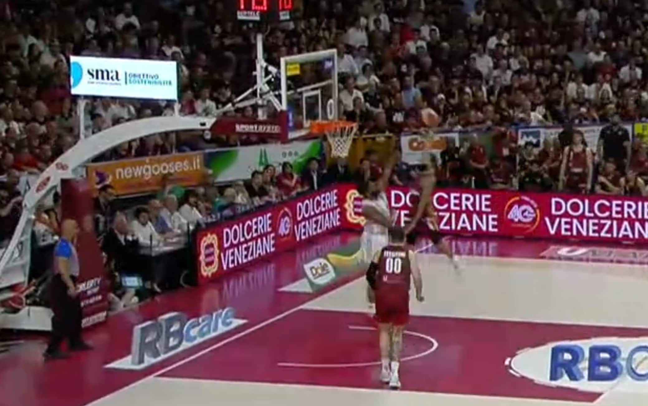 Bowman vola sull’Olimpia: super schiacciata in gara-3. VIDEO
