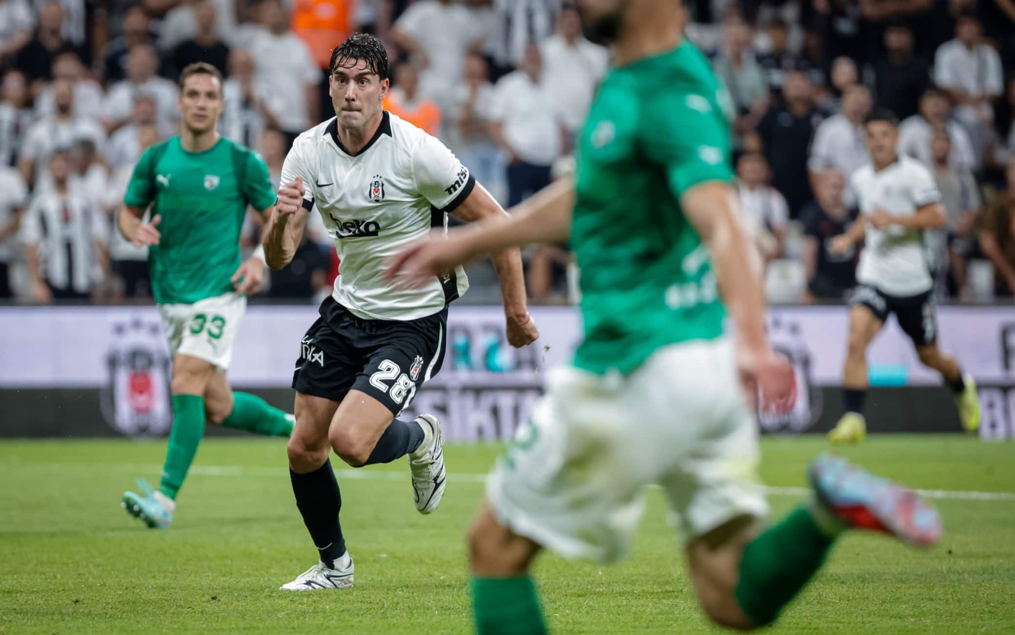 Vlahovic debutta con il Besiktas contro lo Zalgiris: la reazione dei tifosi. VIDEO