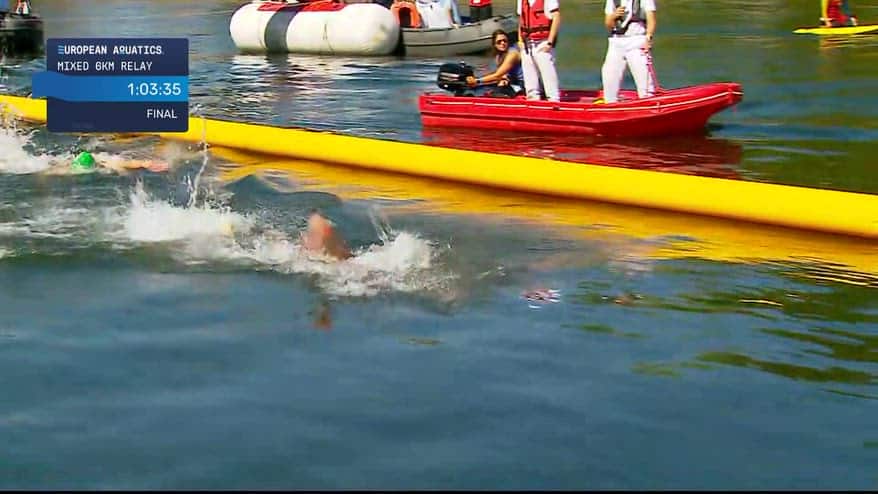 Europei nuoto, gli ultimi metri della finale staffetta mista