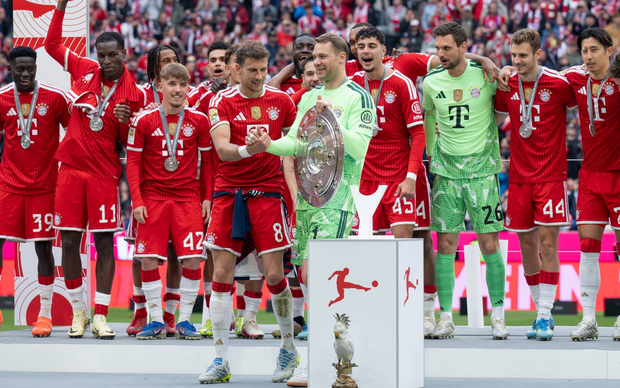 Bayern Campione, Neuer da brividi: lascia alzare il trofeo a Goretzka (che andrà via)