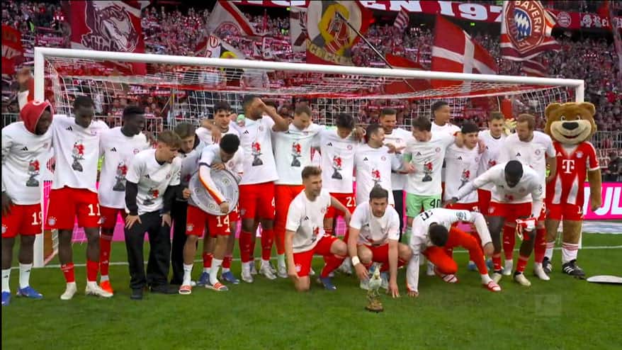 Bayern, pappagallo portafortuna nella festa per la Bundes