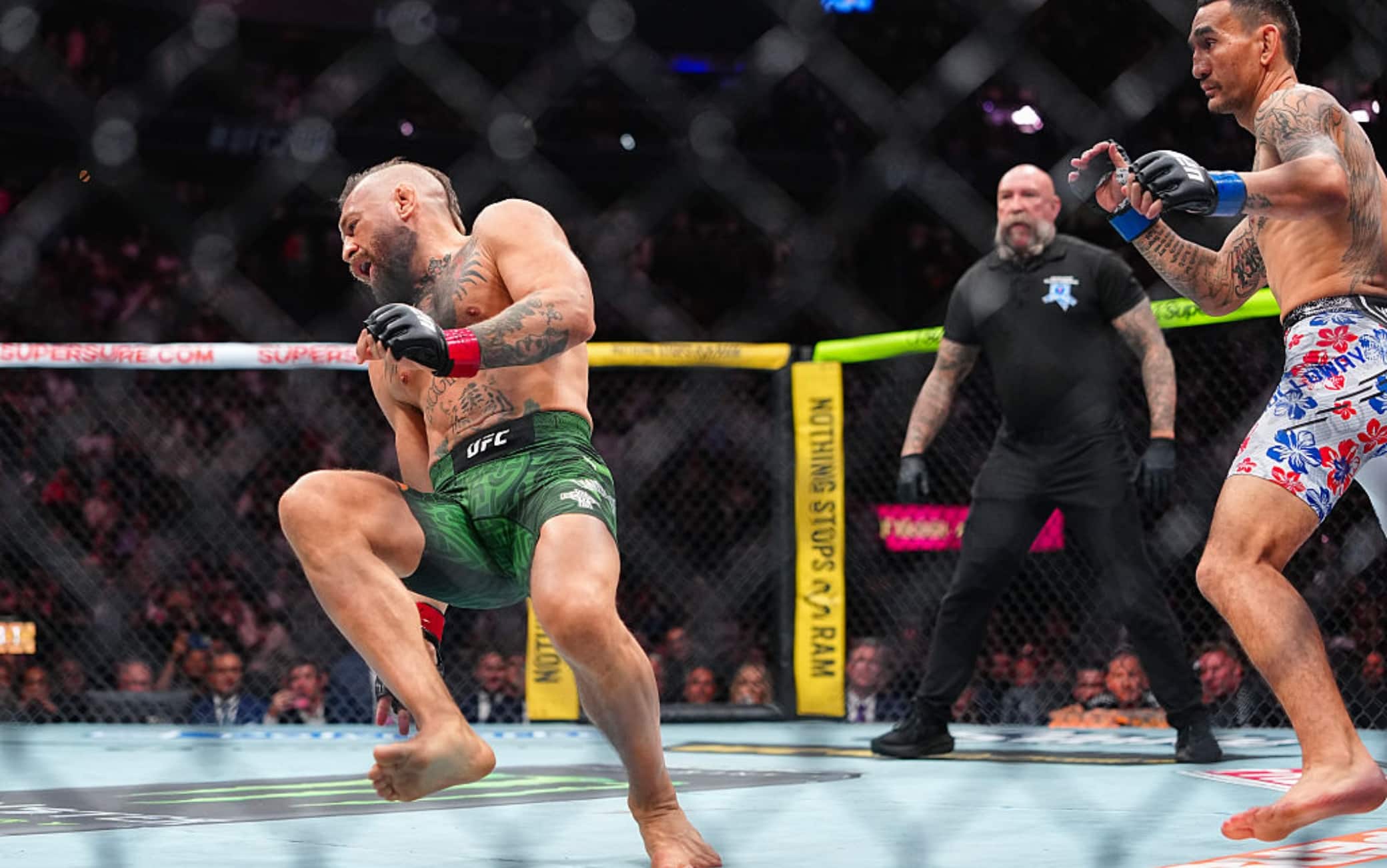 Conor McGregor, ritiro nel match di rientro contro Max Holloway: l'infortunio e le foto