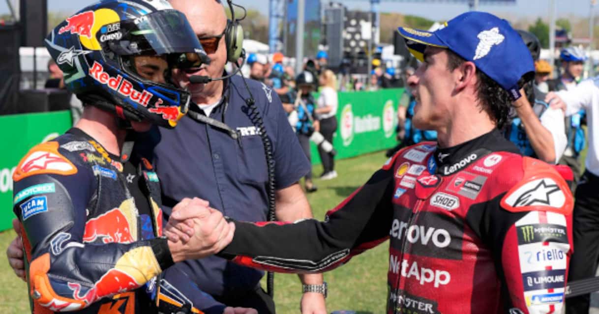 https://sport.sky.it/assets/images/ffb822537dde69b5da4c345ab2fbc573793a8eaf/skysport/it/motori/motogp/video/2026/02/28/marquez-penalita-duello-acosta-sprint-motogp-intervista-1078155/marquez_acosta_stretta_mano_dorna_og.jpg?im=Resize,width=1218