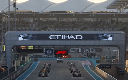 YAS MARINA CIRCUIT, UNITED ARAB EMIRATES - NOVEMBER 26: Max Verstappen, Red Bull Racing RB19, and Charles Leclerc, Ferrari SF-23, prepare to lead the field away for the start during the Abu Dhabi GP at Yas Marina Circuit on Sunday November 26, 2023 in Abu Dhabi, United Arab Emirates. (Photo by Zak Mauger / LAT Images)